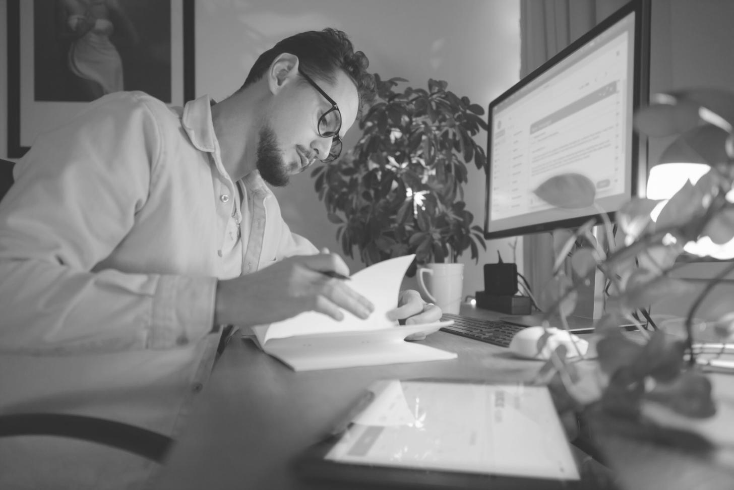 Versicherungsanalyse am Arbeitsplatz mit Dokumenten und Laptop